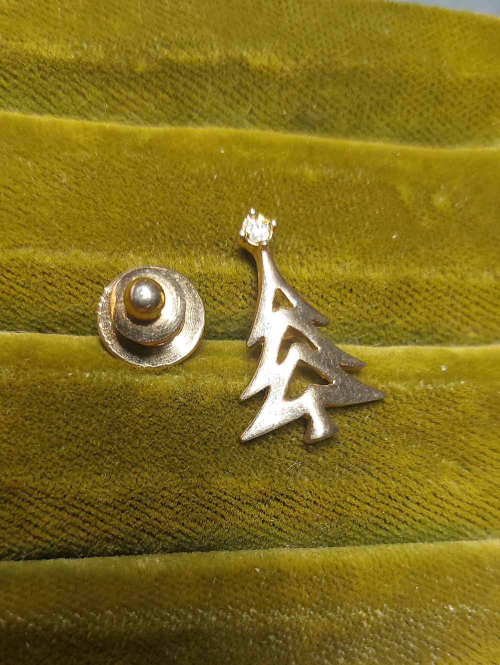 Vintage Avon "Festive Lights" Christmas tree lapel pin.